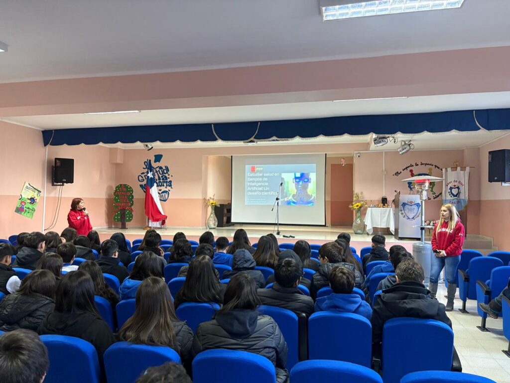 Profesionales de la Universidad Autónoma de Chile realizan conversatorio con los estudiantes