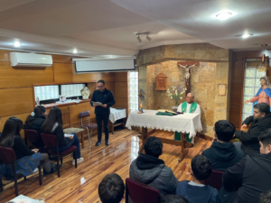 Eucaristía junto a la comunidad de peregrinos
